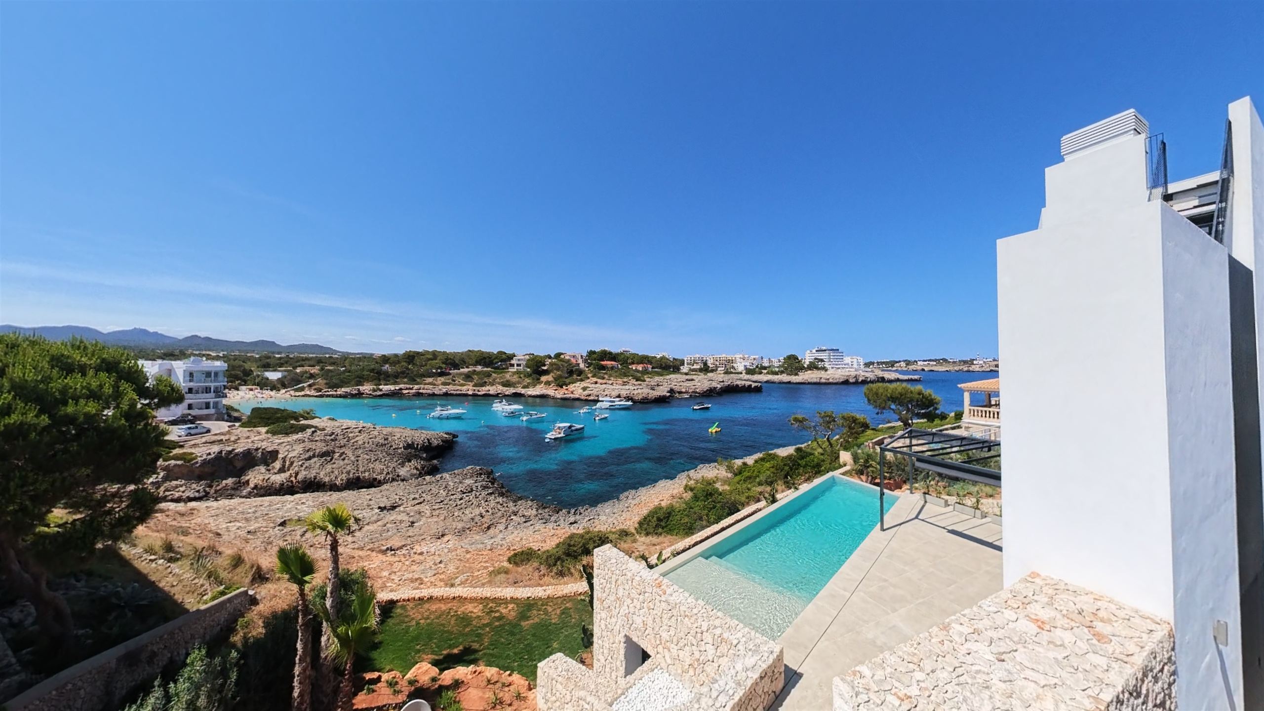 Dachterrasse und Pool mit Blick über die Bucht von Porto Colom