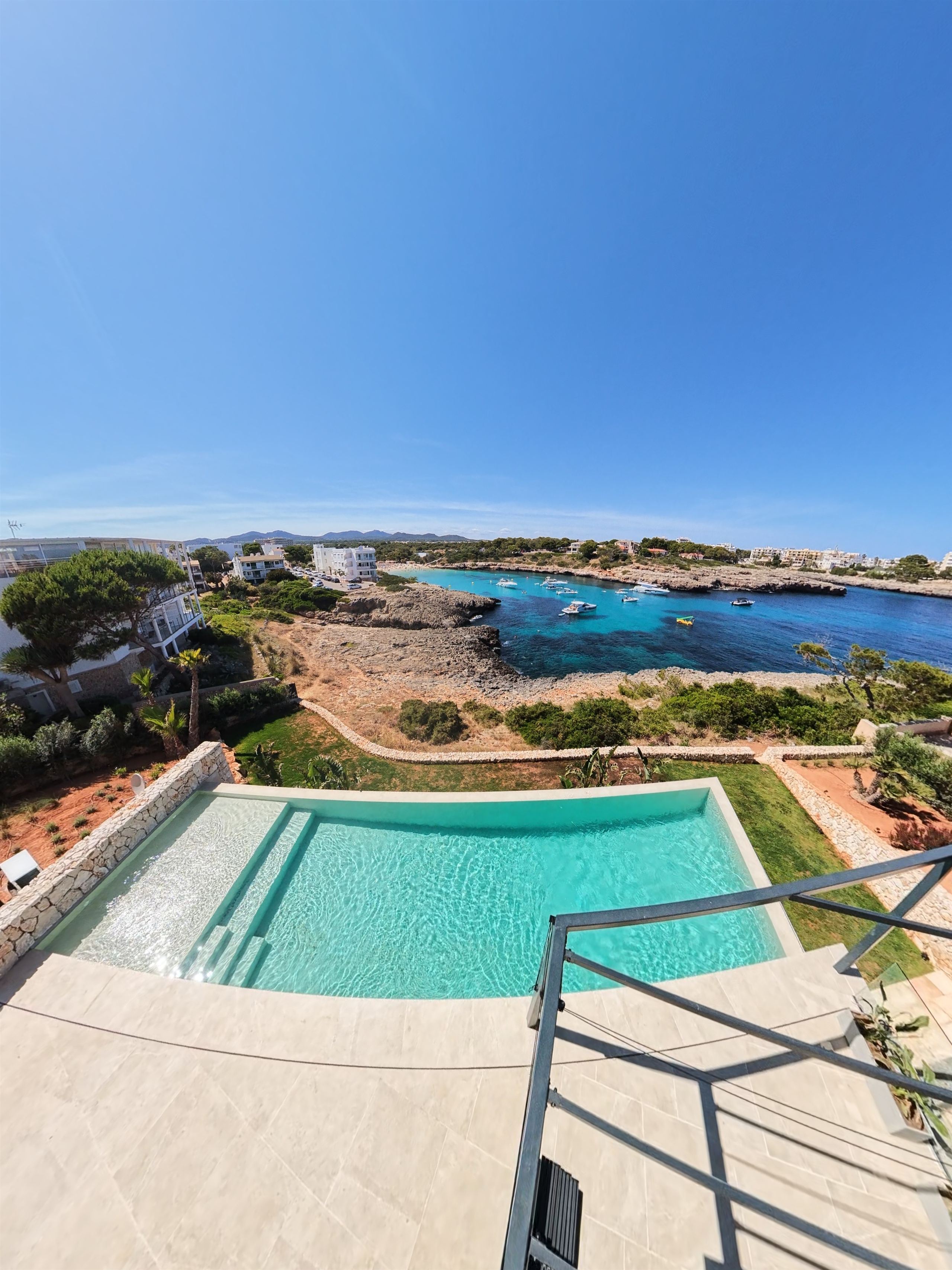 Infinitypool mit Natursteinterrasse