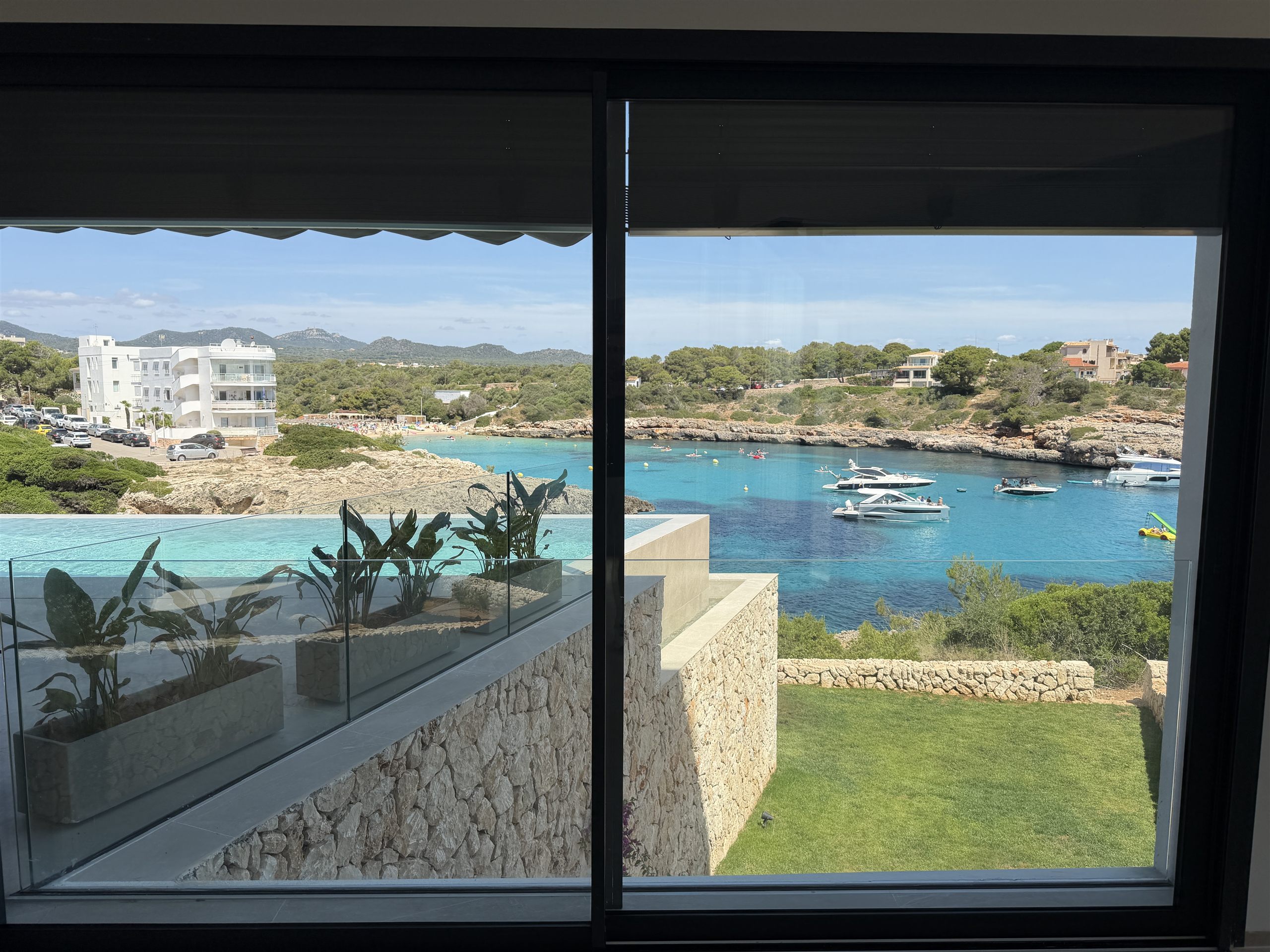 Blick aus dem Wohnbereich über den Pool auf das Meer